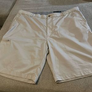 Men’s size 42 Greg Norman, lightweight golf shorts, beige flat front